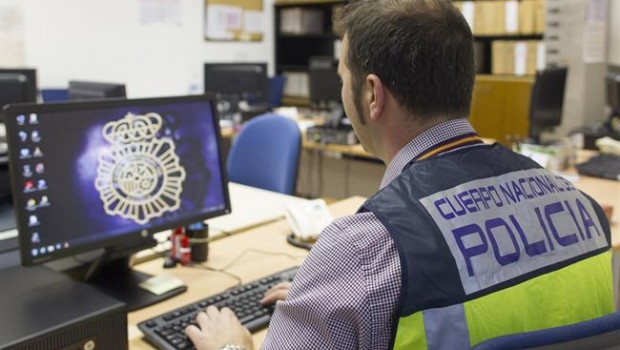 ep jefe grupo udef frente ordenador polici nacional agente
