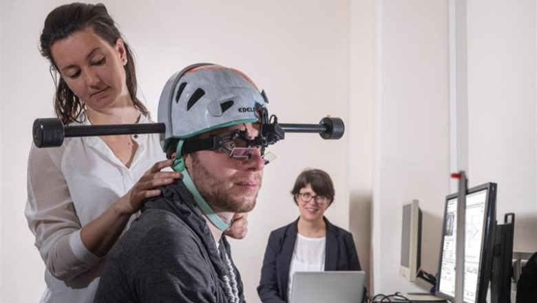 La Dra. Cecilia Ramaioli (izquierda) verifica si el casco ponderado se ajusta correctamente a la cabeza de un participante. En el fondo, la profesora Nadine Lehnen prepara la computadora para el experimento. | A. HEDDERGOTT / UNIVERSIDAD TÉCNICA DE MUNICH ep la dra cecilia ramaioli izquierda verificacasco ponderadoajusta correctamentela cabezaun participante enfondo la profesora nadine lehnen preparacomputadoraexperimento