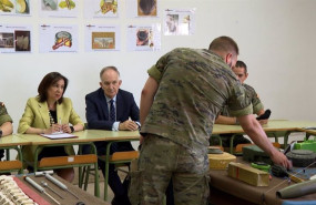 ep la ministra de defensa margarita robles se interesa por el curso de desminado que militares
