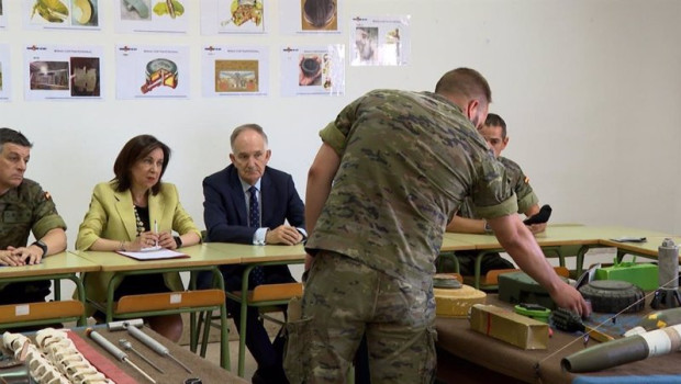 ep la ministra de defensa margarita robles se interesa por el curso de desminado que militares