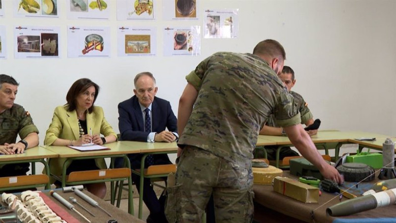 ep la ministra de defensa margarita robles se interesa por el curso de desminado que militares ep la ministra de defensa margarita robles se interesa por el curso de desminado que militares