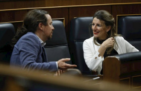 ep la ministra de trabajo yolanda diaz habla con el vicepresidente de derechos sociales y para la