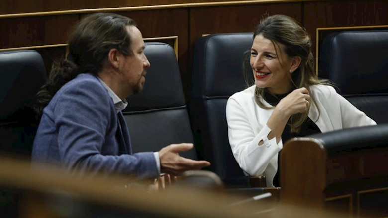 La ministra de Trabajo, Yolanda Díaz, habla con el vicepresidente de Derechos Sociales y para la Agenda 2030, Pablo Iglesias, durante el pleno celebrado este jueves en el Congreso de los Diputados. | Pool ep la ministra de trabajo yolanda diaz habla con el vicepresidente de derechos sociales y para la