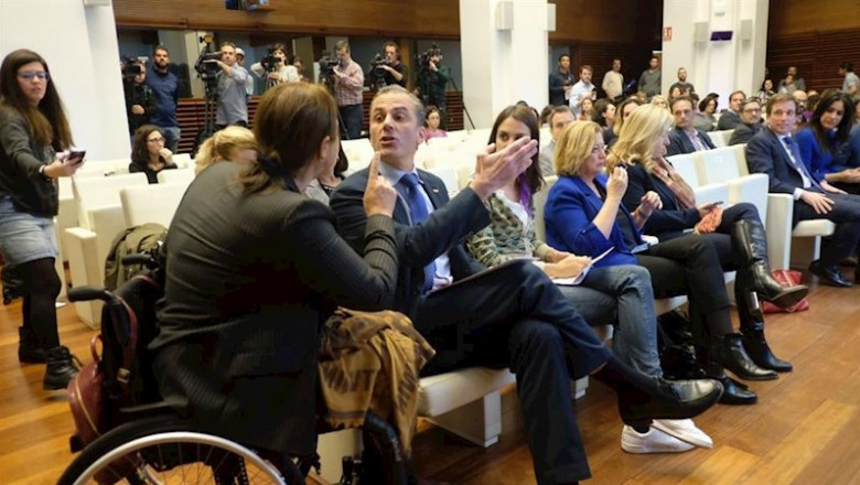 La representante de la Asociación Mujeres Marroquíes, Nadia Otmani, enfrentándose al portavoz de Vox en el Ayuntamiento de Madrid, Javier Ortega Smith | DAVID ARENAL ep la representante de la asociacion mujeres marroquies nadia otmani enfrentandose al portavoz de