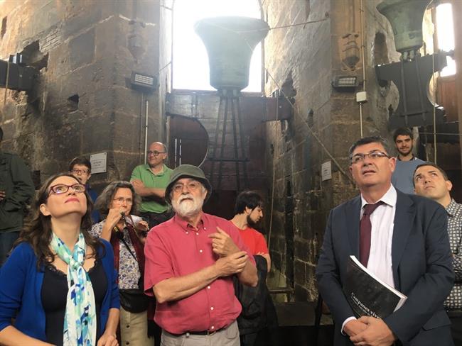 Mónica Oltra en el toque manual de campanas en la Catedral de València | GVA ep monica oltratoque manualcampanasla catedralvalncia