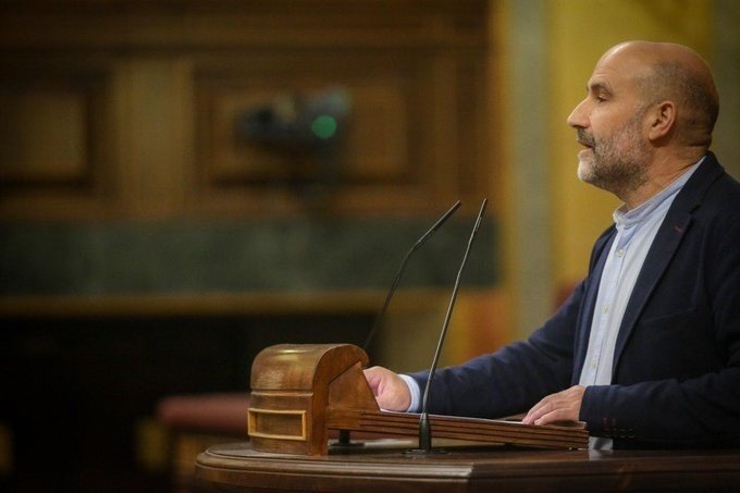 ep nestor rego diputado del bng en la tribuna del hemiciclo