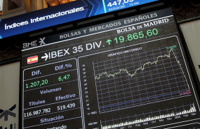 ep paneles con datos actualizados de la bolsa espanola en madrid espana a 13 de marzo de 2020
