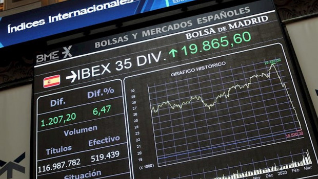 ep paneles con datos actualizados de la bolsa espanola en madrid espana a 13 de marzo de 2020