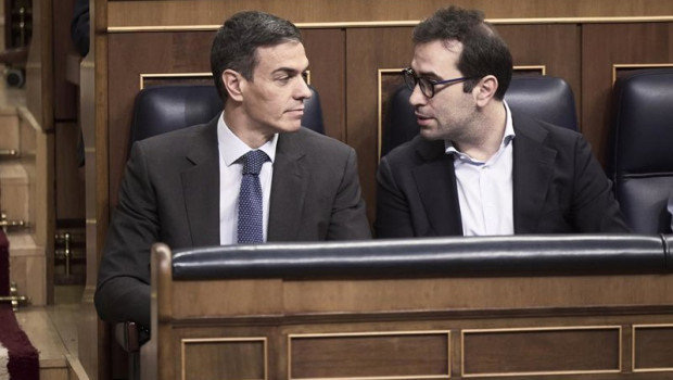 ep pedro sanchez y carlos cuerpo en el hemiciclo