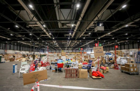 ep trabajadores colocan el material sanitario disponible en el almacen de logistica del pabellon