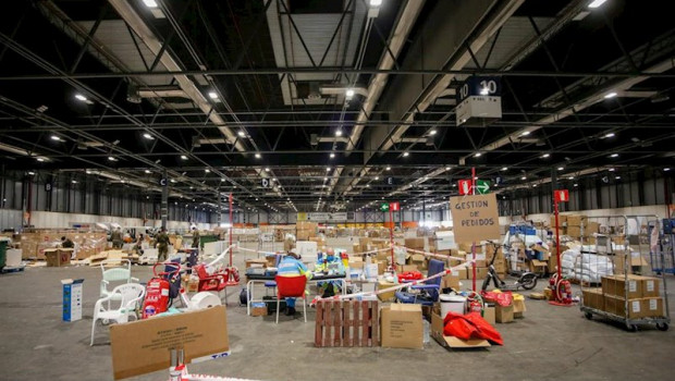 ep trabajadores colocan el material sanitario disponible en el almacen de logistica del pabellon