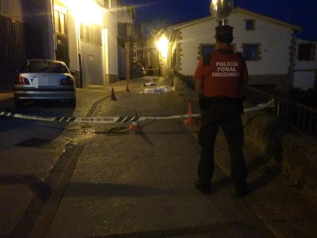Un agente frente a la zona donde se ha producido un tiroteo en Cáseda (Navarra) | POLICÍA FORAL ep un agente frentela zonaseproducidotiroteocaseda navarra