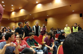 ep un grupo de jovenes pertenecientes al colectivo frente obrero increpa al vicepresidente segundo