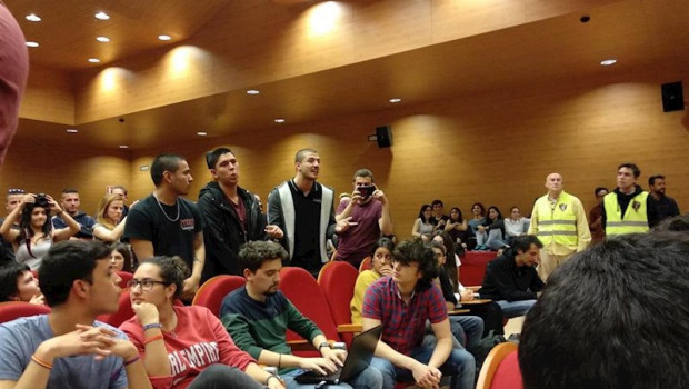 ep un grupo de jovenes pertenecientes al colectivo frente obrero increpa al vicepresidente segundo