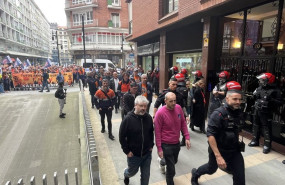ep un grupo de trabajadores de tubos reunidos acceden a la sede de la empresa en bilbao escoltados