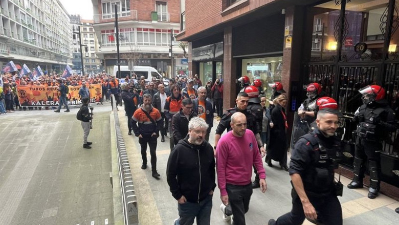 Un grupo de trabajadores de Tubos Reunidos acceden a la sede de la empresa en Bilbao escoltados por agentes de la Ertzaintza durante la concentración | EUROPA PRESS ep un grupo de trabajadores de tubos reunidos acceden a la sede de la empresa en bilbao escoltados