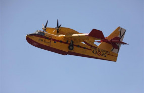 ep un hidroavion recoge aguapantanoburguillos avilaextinguirfuego