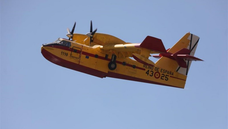 Un hidroavión recoge agua del pantano de Burguillos, Ávila para extinguir un fuego. | Jesús Hellín - Europa Press - Archivo ep un hidroavion recoge aguapantanoburguillos avilaextinguirfuego