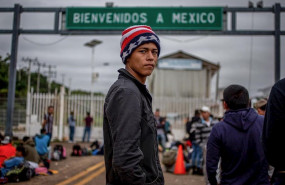 ep un migrante en la frontera entre mexico y guatemala