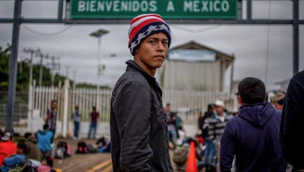 ep un migrante en la frontera entre mexico y guatemala