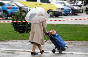 ep una mujer se protege de la lluvia de madrid durante el sexto da del estado de alarma por