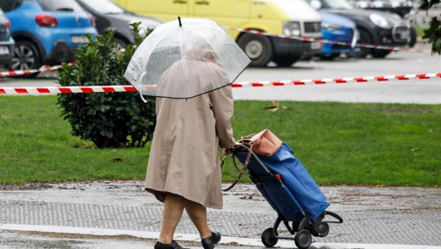 ep una mujer se protege de la lluvia de madrid durante el sexto da del estado de alarma por