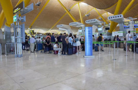 ep varias personas hacen cola en la terminal t4 del aeropuerto adolfo suarez madrid barajas a 11 de