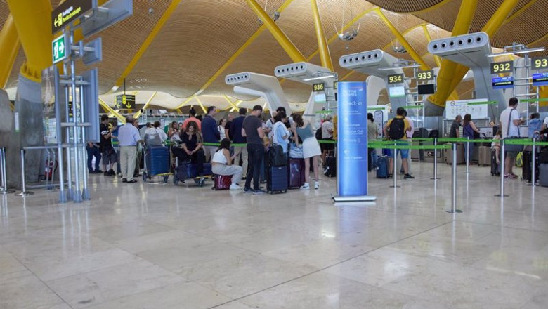 Varias personas hacen cola en la terminal T4 del aeropuerto Adolfo Suárez Madrid-Barajas, a 11 de julio de 2022, en Madrid (España). | Jesús Hellín - Europa Press ep varias personas hacen cola en la terminal t4 del aeropuerto adolfo suarez madrid barajas a 11 de