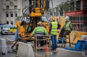 ep varios obreros trabajan remodelando una calle en barcelona el pasado 18 de marzo de 2020
