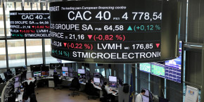 les cours de l indice boursier cac 40 et les informations sur les prix des actions des entreprises sont affiches sur des ecrans suspendus au dessus de la bourse de paris 