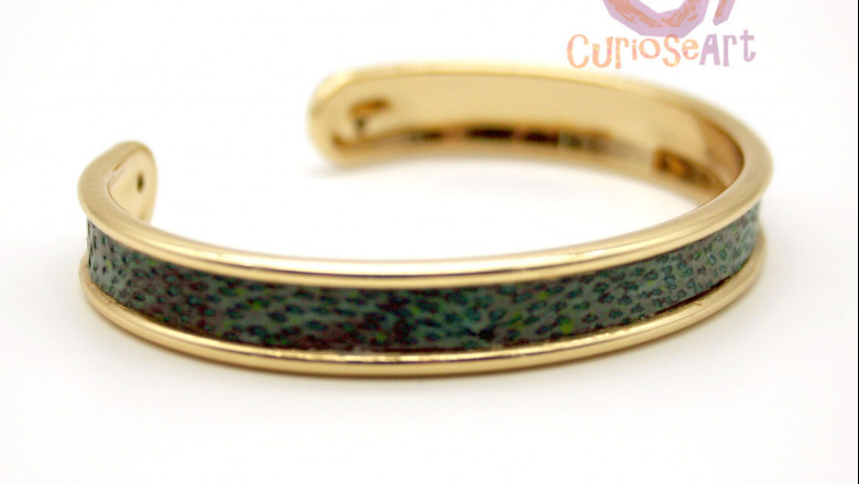 1593678447 bisuteria curioseart pulsera dorada estrecha cuero pez lobo verde 3