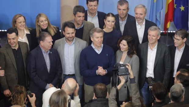 ep alberto nunez feijoo con presidentes autonomicos y barones del pp durante la clausura de la