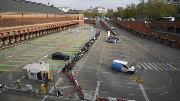 ep aparcamiento de la estacion de atocha practicamente vacio durante el dia en el que entra en vigor