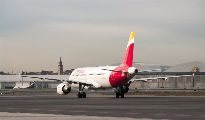 El tráfico de pasajeros aéreos sigue recuperándose en marzo, según IATA