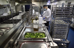 ep archivo   rachid cocinero que colabora con comedores blancos cocina alimentos incluidos en la
