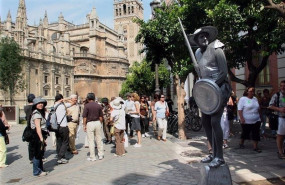ep archivo   turistas en sevilla foto de archivo