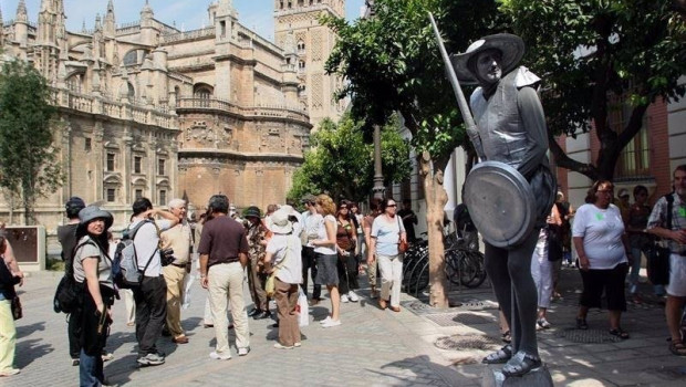 ep archivo turistas en sevilla foto de archivo ep archivo turistas en sevilla foto de archivo
