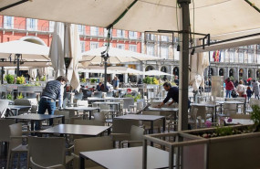 ep archivo   un camarero durante su jornada laboral a 15 de abril de 2025 en madrid espana