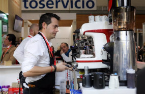 ep archivo un camarero preparando un cafe en un bar 20230915093203 ep archivo un camarero preparando un cafe en un bar 20230915093203