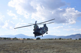 ep archivo   un helicoptero de las fuerzas aeromoviles del ejercito de tierra famet sobrevuela