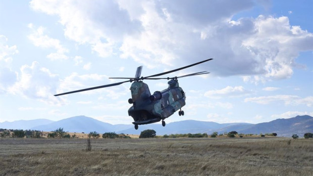 ep archivo   un helicoptero de las fuerzas aeromoviles del ejercito de tierra famet sobrevuela