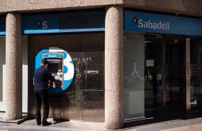 ep archivo   un hombre en el cajero de la entidad bancaria de sabadell en la calle nunez de balboa a