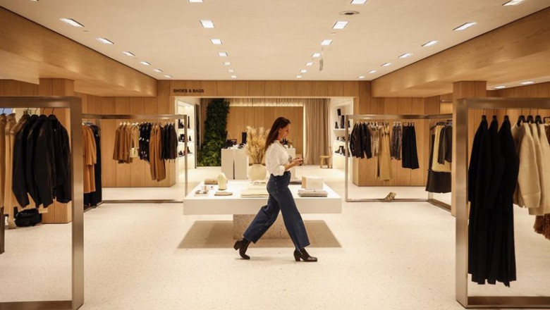 ep archivo una dependienta en una macrotienda de zara en el boulevard austria de valncia ep archivo una dependienta en una macrotienda de zara en el boulevard austria de valncia