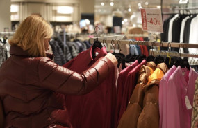 ep archivo   una mujer comprando en las rebajas de invierno