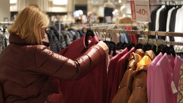 ep archivo   una mujer comprando en las rebajas de invierno