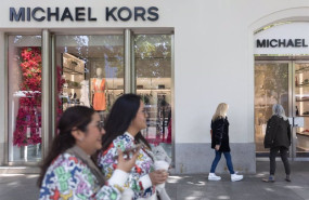 ep archivo   varias personas pasan por una tienda de michael kors en la milla de oro de madrid a 3