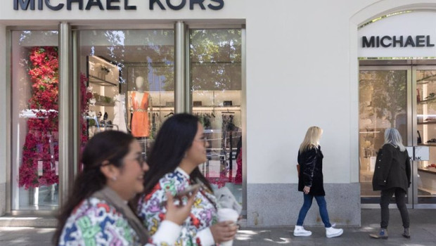ep archivo varias personas pasan por una tienda de michael kors en la milla de oro de madrid a 3 ep archivo varias personas pasan por una tienda de michael kors en la milla de oro de madrid a 3
