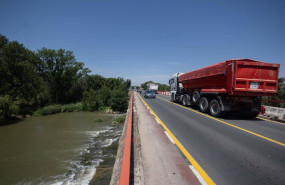 ep camiones a su paso por el puente de zulema durante el dia del inicio de las obras de su