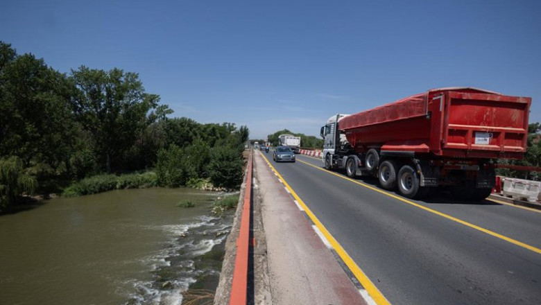 Camiones a su paso por el puente de Zulema durante el día del inicio de las obras de su renovación, a 14 de julio de 2025, en Alcalá de Henares, Madrid (España). | Eduardo Parra - Europa Press ep camiones a su paso por el puente de zulema durante el dia del inicio de las obras de su