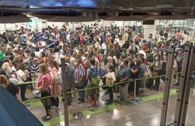 ep colas en el control de pasaporte de barajas